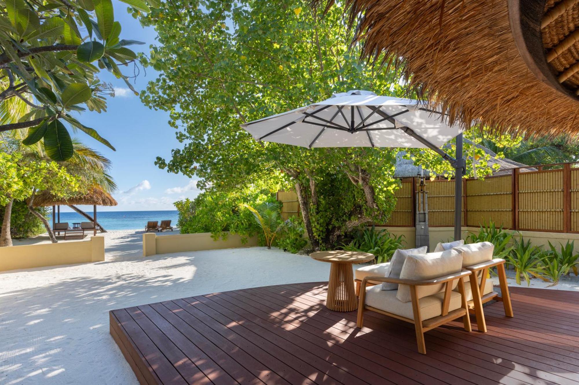 Villa Fronte Spiaggia con Piscina e Vista Tramonto